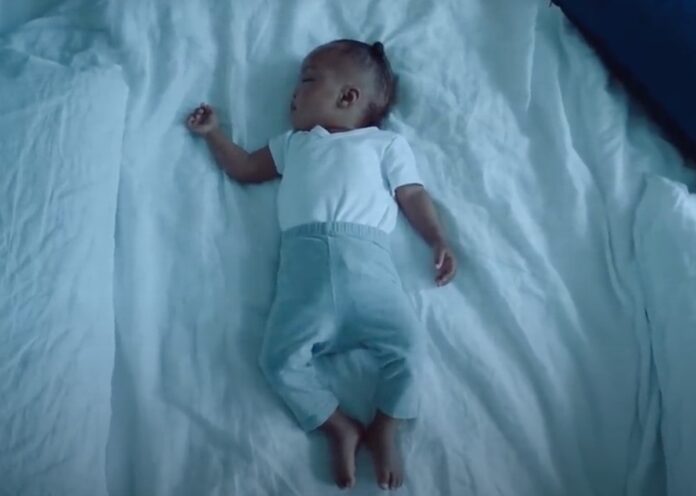 Nel video Apple promette impatto zero su ambiente e clima a un neonato