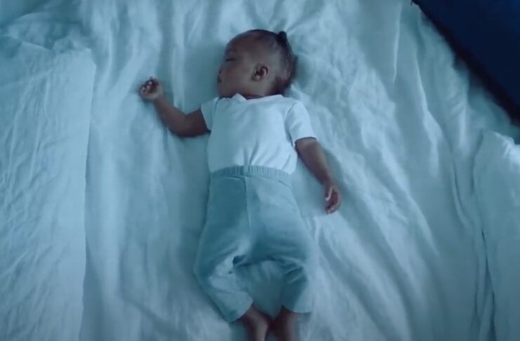 Nel video Apple promette impatto zero su ambiente e clima a un neonato