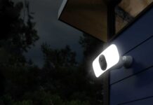 Su Amazon Arlo Pro 3 Floodlight Camera, la sicurezza domestica con visibilità elevata e dettagli a colori anche di notte