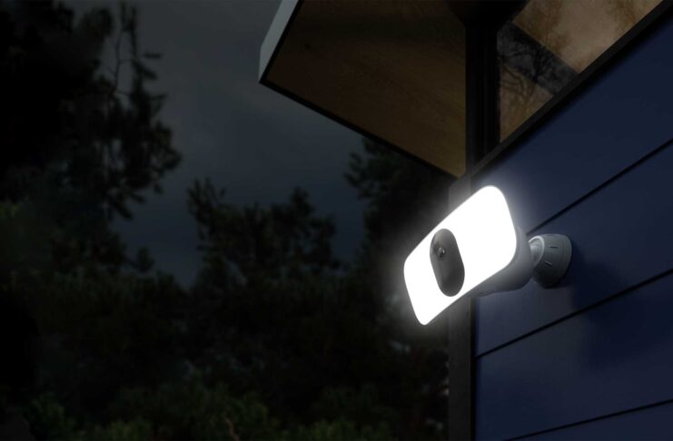 Su Amazon Arlo Pro 3 Floodlight Camera, la sicurezza domestica con visibilità elevata e dettagli a colori anche di notte