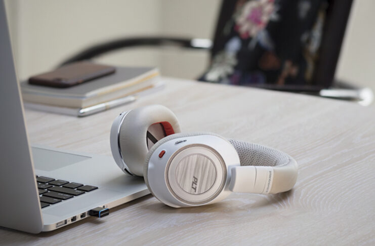 Recensione Poly Voyager 8200 UC, cuffie perfette per chi fa smart working