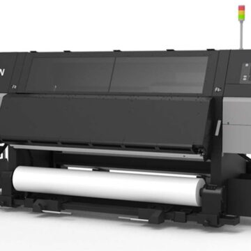 Epson SureColor SC-F10000 è una stampante a sublimazione industriale da 78″