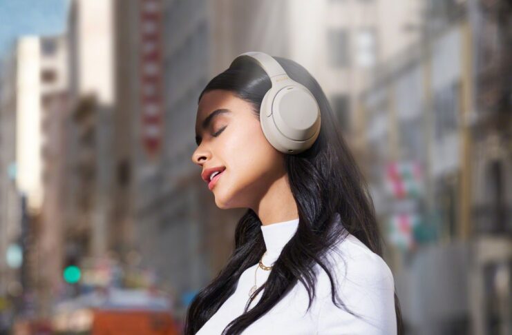 Le cuffie Sony WH-1000XM4 migliorano tutto, anche MP3 e musica in streaming