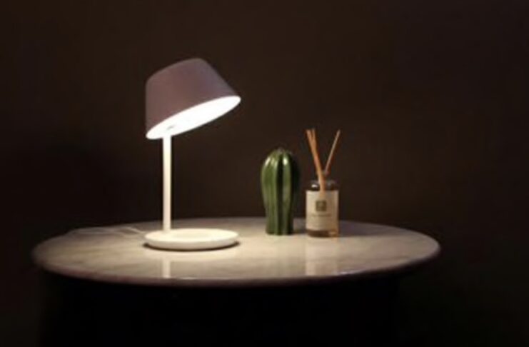 Recensione YEELIGHT YLCT03YL: lampada da comodino Pro con ricarica wireless