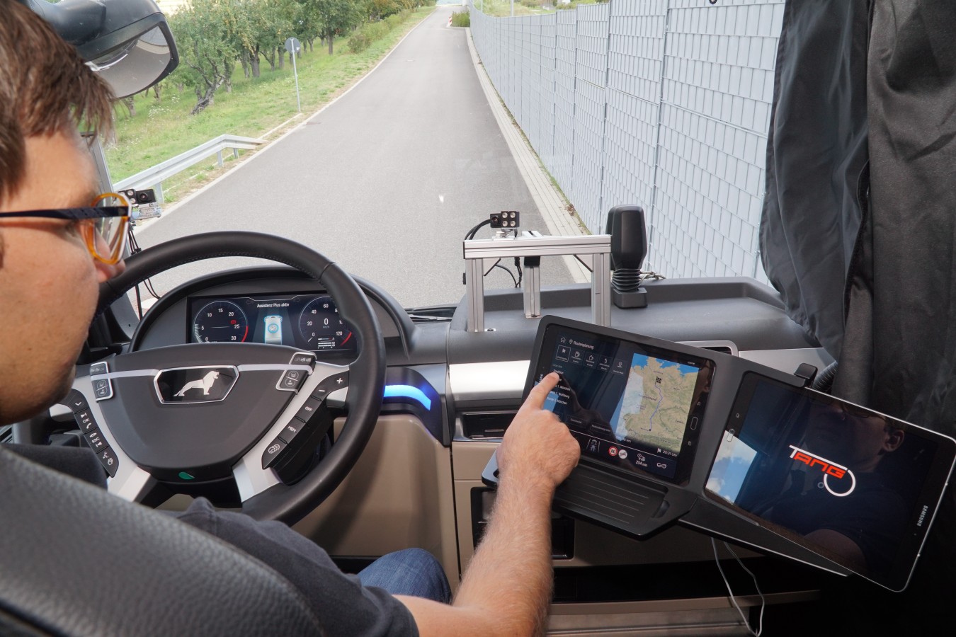 Un compagno di viaggio virtuale per aumentare la sicurezza degli autocarri sulle strade Un compagno di viaggio virtuale per aumentare la sicurezza degli autocarri sulle strade