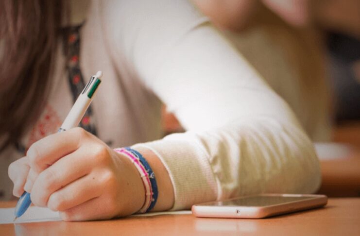 Cellulare e tablet in classe al tempo del Coronavirus: come pulire i dispositivi hi-tech