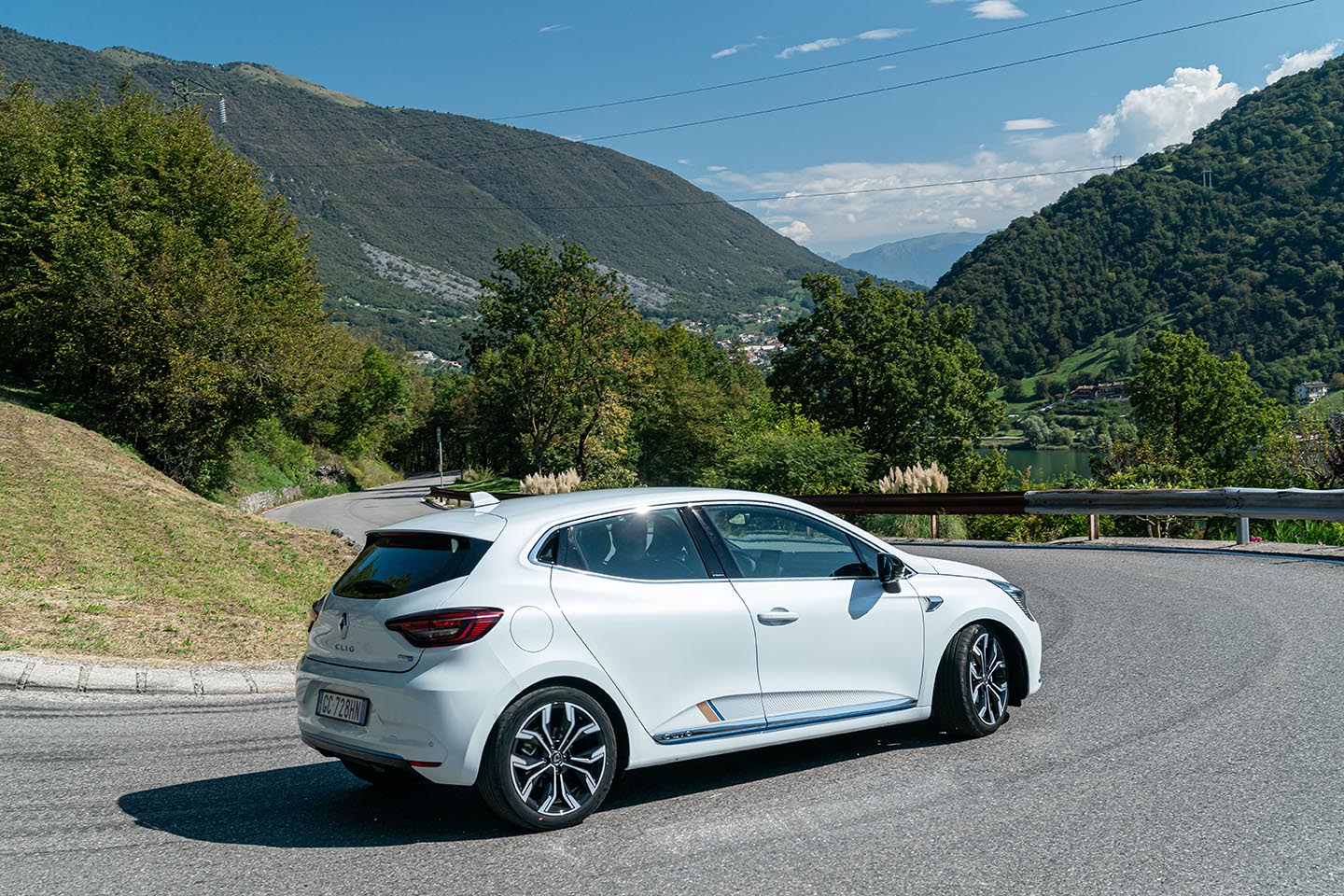 Renault Clio E-Tech Hybrid è l’ibrida che si ricarica frenando