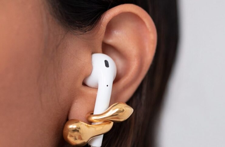 Arrivano i Pebble Pods, gli orecchini che avvolgono gli AirPod