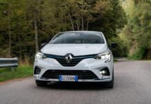 Renault Clio E-Tech Hybrid è l’ibrida che si ricarica frenando