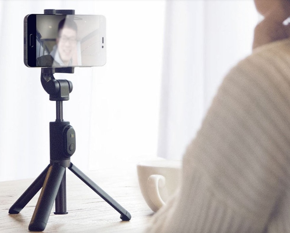 Bastone selfie con treppiede pieghevole Xiaomi in offerta a 12,89 euro con codice sconto