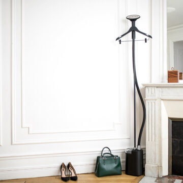 Il ferro da stiro verticale SteamOne elimina il 99% di particelle Covid-19