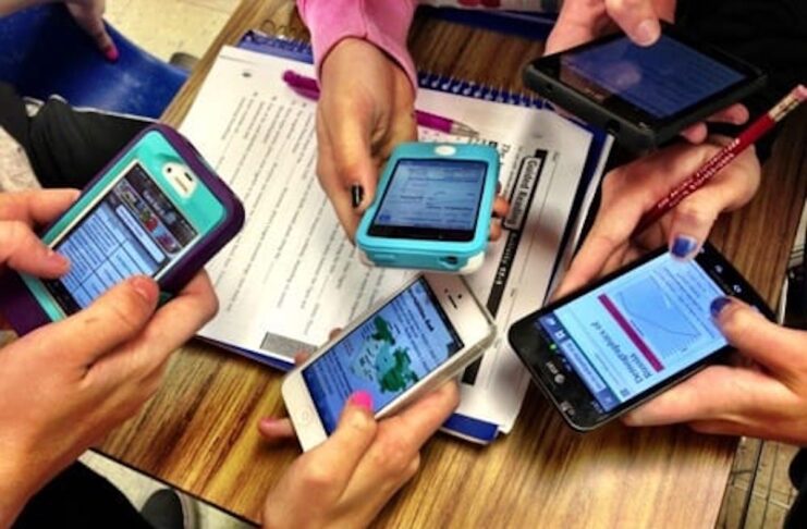 Cellulare e tablet in classe al tempo del Coronavirus: come pulire i dispositivi hi-tech