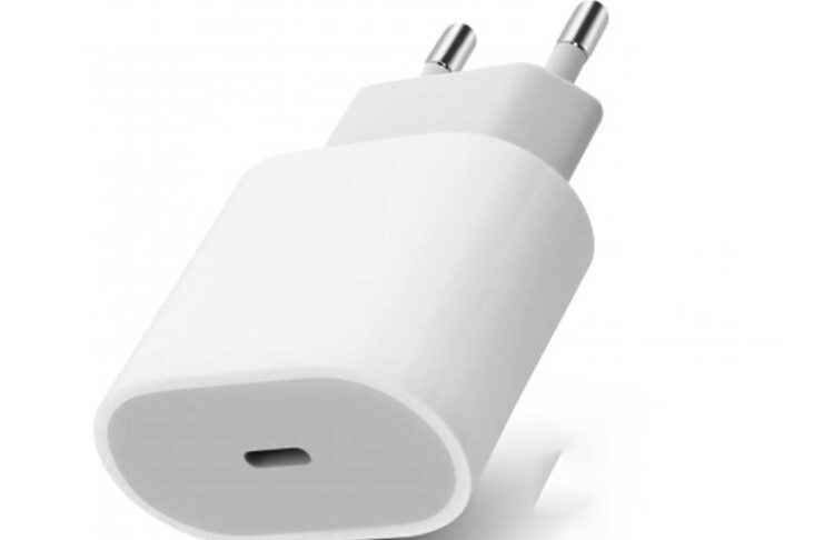 Apple rimuoverà i caricabatterie da tutti gli iPhone
