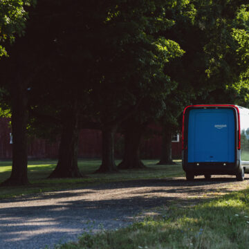 Amazon presenta il suo primo veicolo elettrico per le consegne
