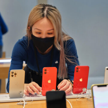 Apple celebra l’arrivo di iPhone 12 e iPad Air con le foto dal mondo