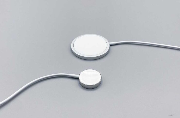 Foto e video di custodie e alimentatori MagSafe nelle mani degli utenti