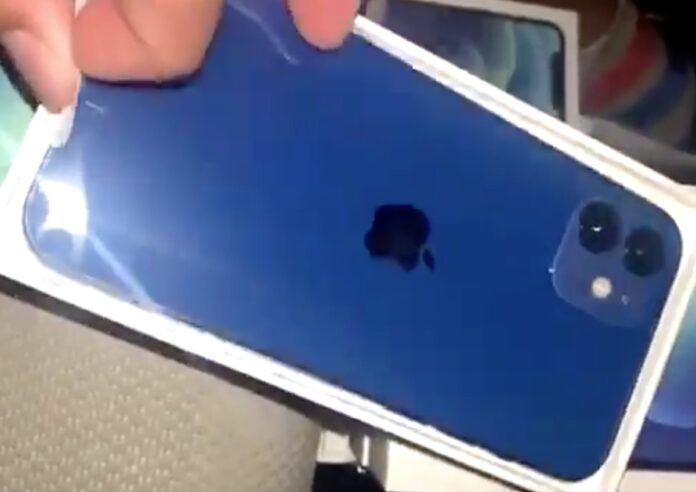 Anche iPhone 12 blu ha il suo primo unboxing