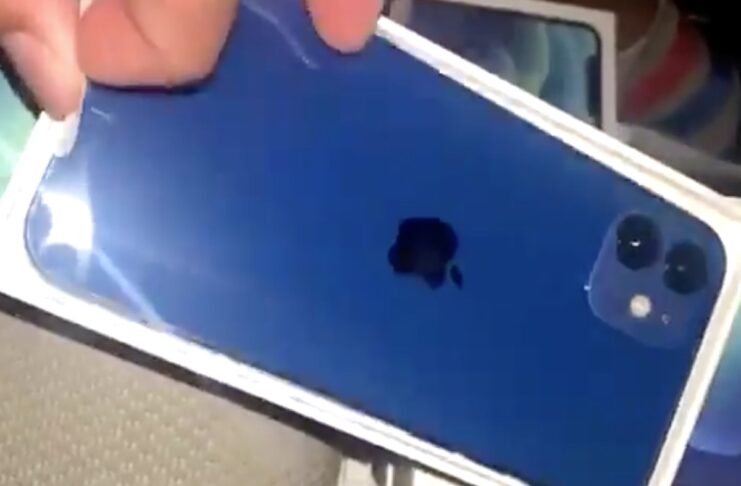Anche iPhone 12 blu ha il suo primo unboxing