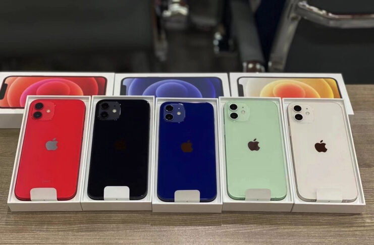 Tutti i colori degli iPhone 12 mostrati in foto