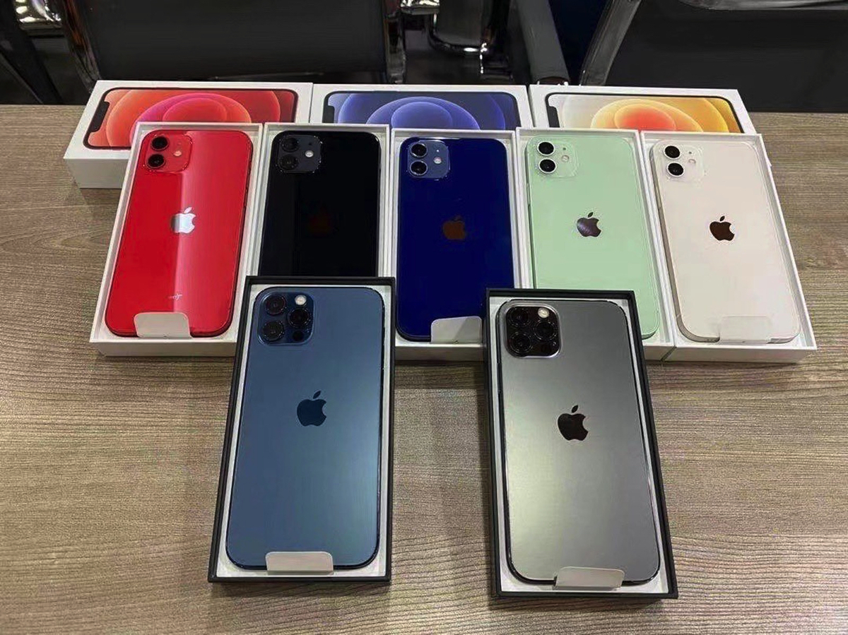 Tutti i colori degli iPhone 12 mostrati in foto