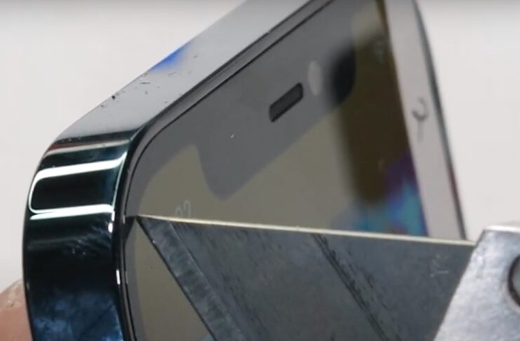 Negli iPhone 12 la resistenza ai graffi migliora poco