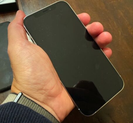 iPhone 12 Pro e magsafe arrivano in Italia: le prime immagini