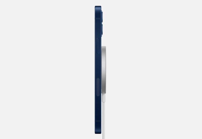 Il nuovo iPhone 12 con il MagSafe magnetico per la ricarica wireless