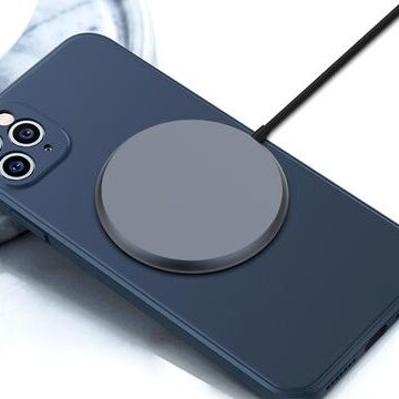 Un produttore di accessori ha presentato un supporto di ricarica magnetico wireless per iPhone 12