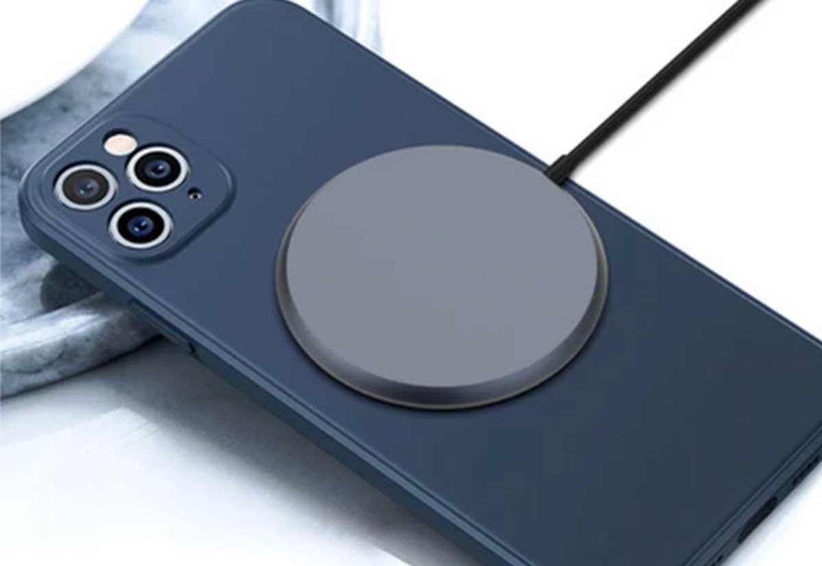 Un produttore di accessori ha presentato un supporto di ricarica magnetico wireless per iPhone 12