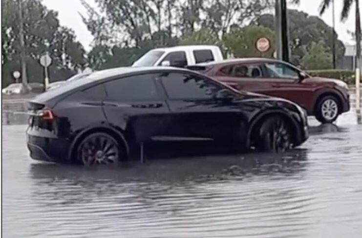Tesla Model Y sfoggia la guida autonoma nel parcheggio allagato
