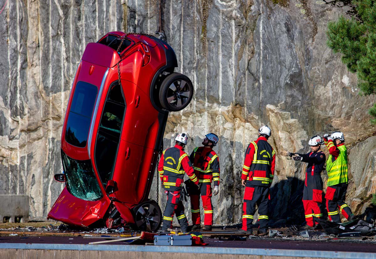 Volvo drops new cars from 30 meters to simulate some accidents