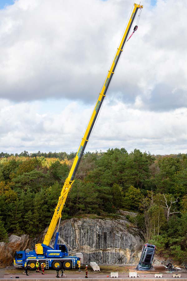 Volvo fa cadere auto nuove da 30 metri per simulare determinati incidenti Volvo fa cadere auto nuove da 30 metri per simulare determinati incidenti