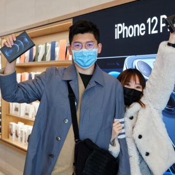 Apple celebra l’arrivo di iPhone 12 mini e iPhone 12 Pro Max