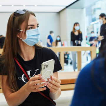 Apple celebra l’arrivo di iPhone 12 mini e iPhone 12 Pro Max