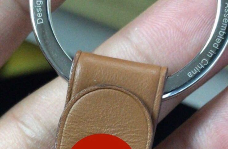 In una foto il presunto portachiavi AirTag di Apple