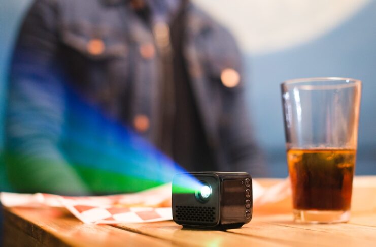 Con i video proiettori Philips portatili lo spettacolo è ovunque