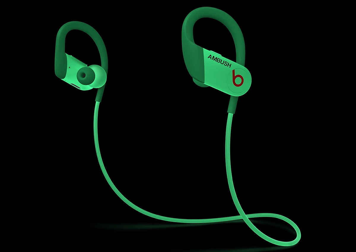 Da Apple gli auricolari PowerBeats Ambush che brillano al buio