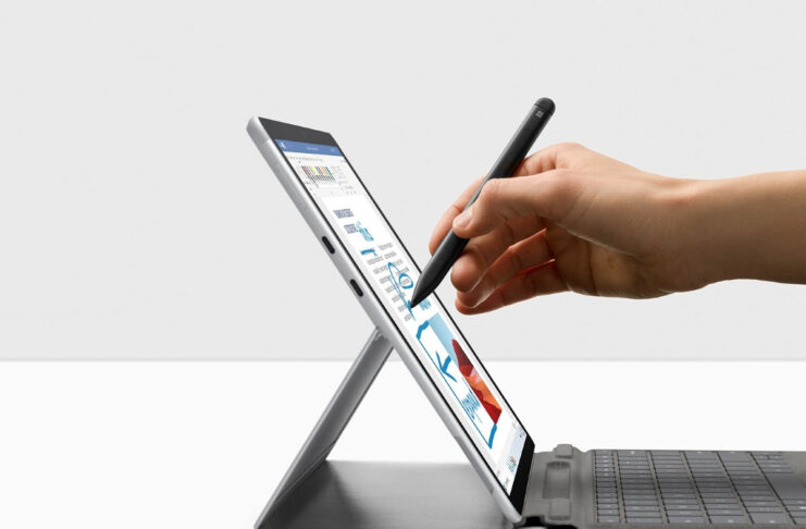 Con l’arrivo dei MacBook Air e Pro 13″ con M1, Microsoft ricorda che esiste Surface ARM