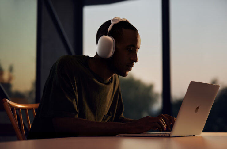 Airpods Max, primo contatto: materiali top e custodia flop