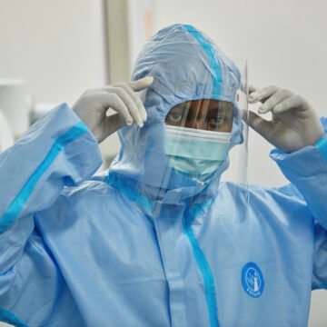 Apple amplia il sostegno a (RED) per combattere HIV/AIDS e Covid-19