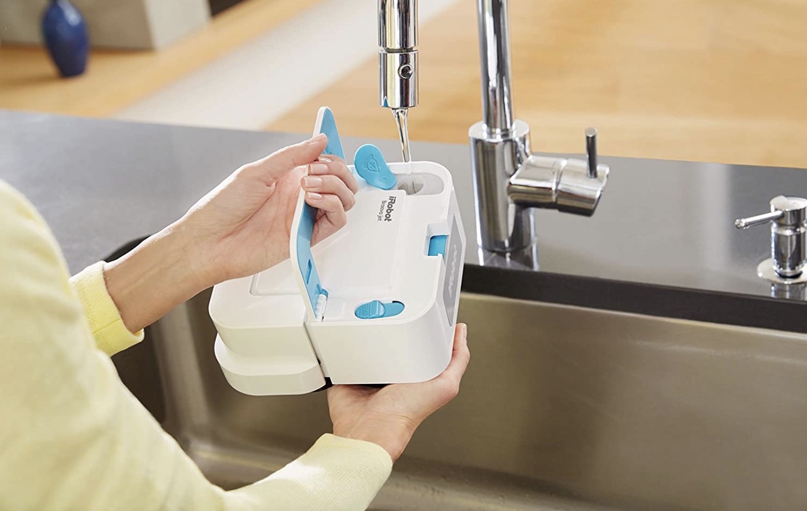 iRobot Braava Jet 250 Robot lavapavimenti per bagno e cucina: sconto a 199 euro