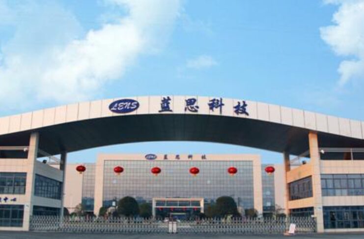 Uiguri obbligati a scegliere tra fabbrica iPhone o prigione, Apple nega