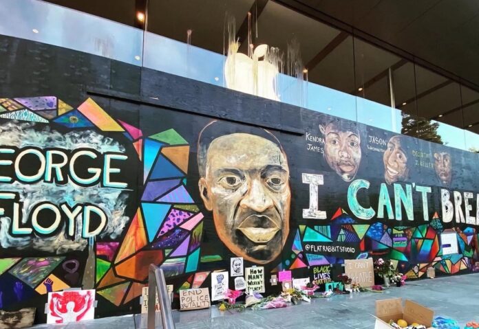 Apple vuole conservare il murale al Black Lives Matter dipinto sulle barriere dell’Apple Store a Portland