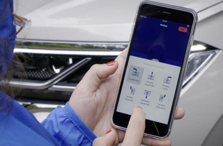 Basta uno smartphone per parcheggiare la Touareg