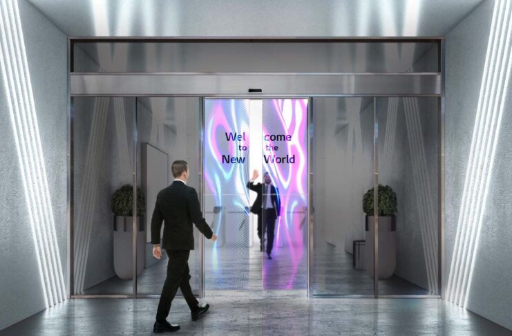 LG ha creato porte scorrevoli con display OLED trasparenti