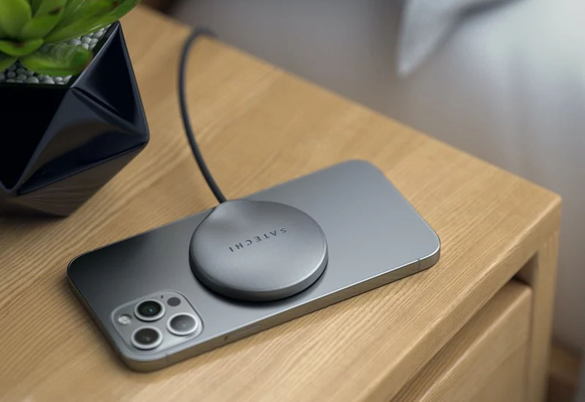 Satechi USB-C Magnetic Wireless Charging Cable carica gli iPhone 12 appoggiando il telefono