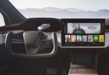 Tesla Model S 2021 aggiorna gli interni con uno sterzo che dividerà i fan