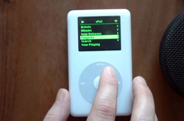 Un iPod di 4a generazione modificato per lo streaming con Spotify