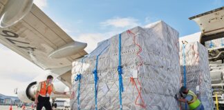 Apple riempie gli aerei di iPhone per battere i dazi di Trump