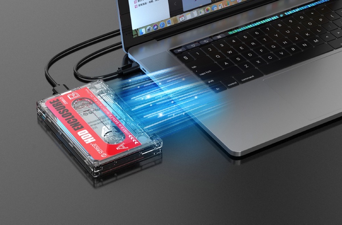 L’hard disk diventa musicassetta: la custodia vintage Orico USB 3.0 per HDD e SSD costa solo 5 €